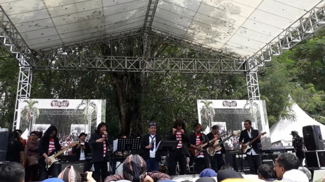 Penampilan Elek Yo Band, grup musik para menteri kabinet Jokowi di Nitilaku UGM 