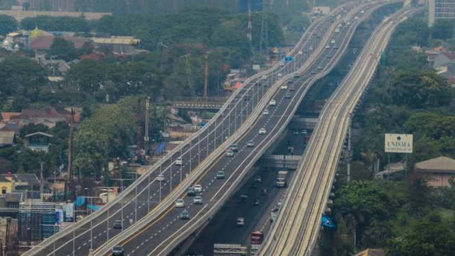Tol Layang Jakarta-Cikampek II di Bekasi, Jawa Barat, Minggu (15/12/2019)
