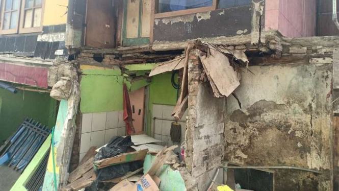 Rumah ambruk di Matraman imbas pengerjaan proyek saluran air DKI