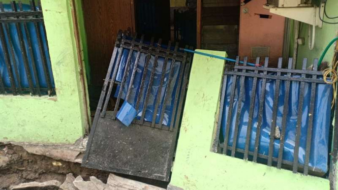 Rumah nyaris ambruk di Matraman imbas pengerjaan proyek saluran air DKI