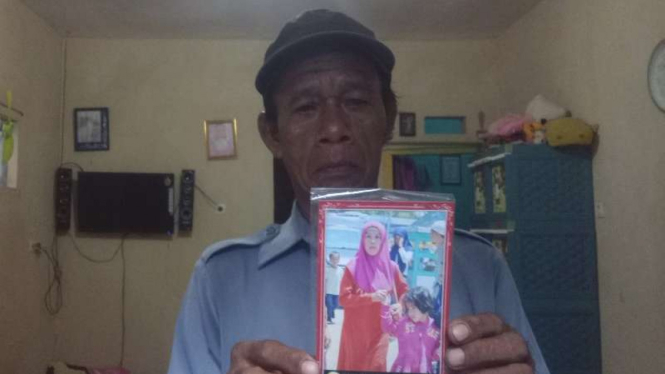 Pihak keluarga korban menunjukkan foto Nenek Siti Aisah yang tewas ditabrak moge