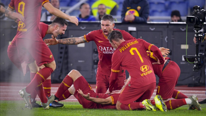 Para pemain AS Roma rayakan gol. 