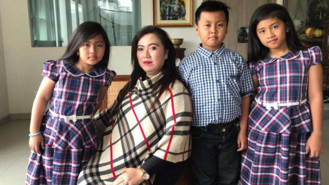 Titis dan tiga anak kembarnya buah program bayi tabung di RSIA Ferina Surabaya.