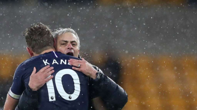 Manajer Tottenham, Jose Mourinho bersama Harry Kane