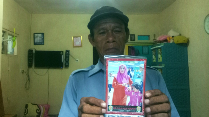 Keluarga menunjukkan foto Siti Aisah dan cucunya, Anya Septia.
