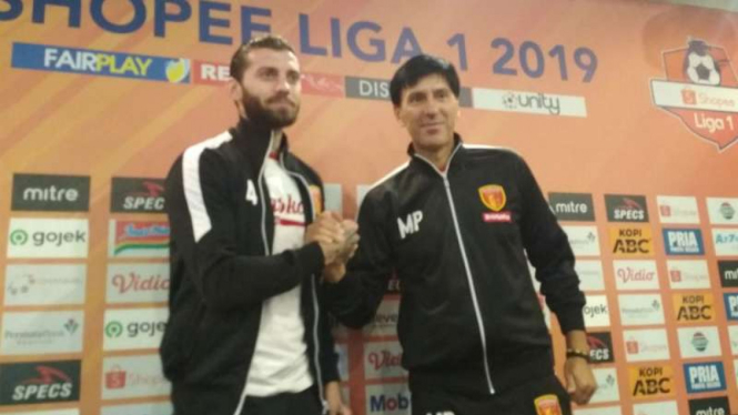 Bek Perseru Badak Lampung FC, Bojan Malisic (kiri).