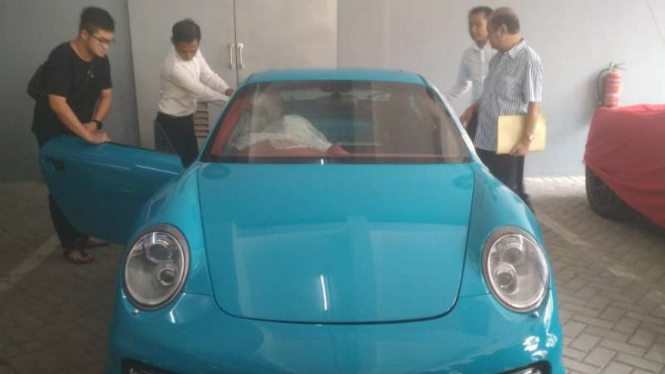 Mobil Porsche berwarna biru yang diambil oleh pemiliknya setelah menunjukkan bukti kepemilikan di Markas Polda Jatim di Surabaya pada Senin, 16 Desember 2019.