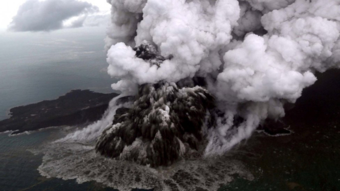 Gunung Anak Krakatau meletus pada 23 Desember 2018, yang memicu tsunami ke Provinsi Banten dan Lampung. - Reuters