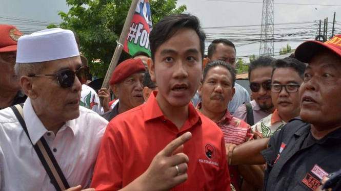 Putra sulung Presiden Jokowi, Gibran Rakabuming Raka di kantor DPD PDIP Jateng 