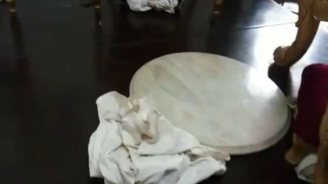 Tangkapan layar rekaman video yang memperlihatkan sebuah meja marmer yang dipajang di Museum Keraton Yogyakarta ditemukan rusak, Senin, 16 Desember 2019.