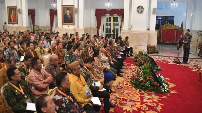 Presiden Joko Widodo (kanan) berpidato dalam acara pembukaan Musrenbangnas