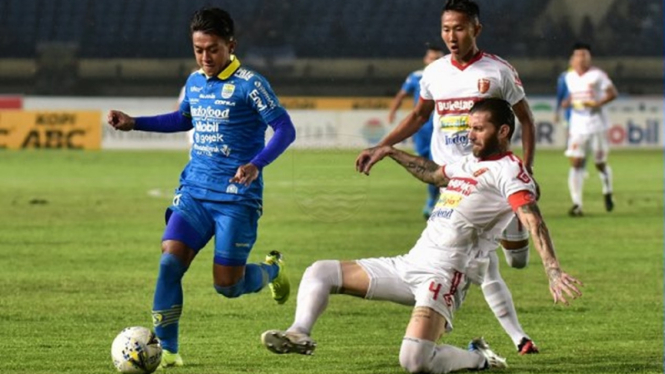 Pertandingan Persib Bandung vs Badak Lampung FC