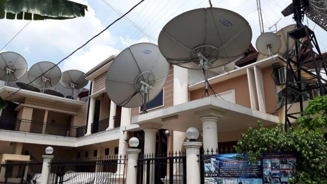 Belasan antena parabola di rumah Roy Suryo