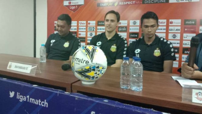 Pelatih Bhayangkara FC, Paul Munster (tengah).