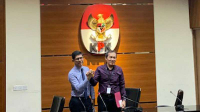 Laode Muhammad Syarif dan Saut Situmorang usai gelar konperensi pers di KPK pada Selasa malam, 16 Desember 2019.