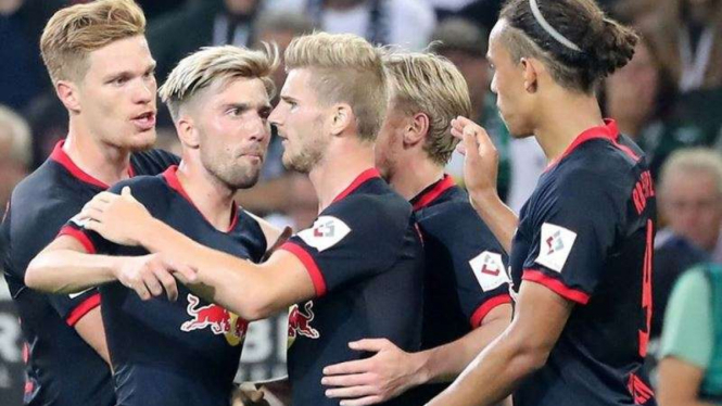 Para pemain RB Leipzig merayakan gol Timo Werner (ketiga dari kanan)