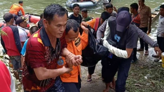 Petugas mengevakuasi jasad nelayan yang tewas di Riau, Selasa, 17 Desember 2019.