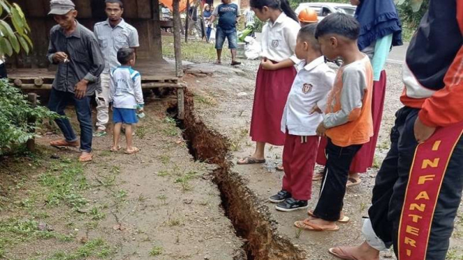 Fenomena tanah retak di perumahan warga di Kabupaten Limapuluhkota