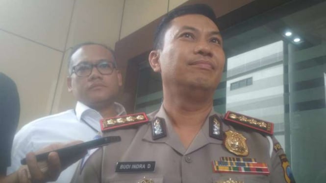 Direktur Lalu Lintas Kombes Pol Budi Indra D dan Direktur Kriminal Khusus Kombes Pol Gidion Arif di Markas Kepolisian Daerah Jawa Timur, Surabaya, Selasa, 17 Desember 2019.