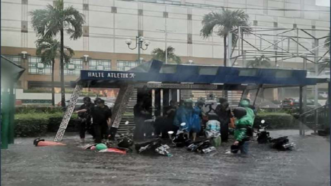 Banjir di depan Plaza Senayan