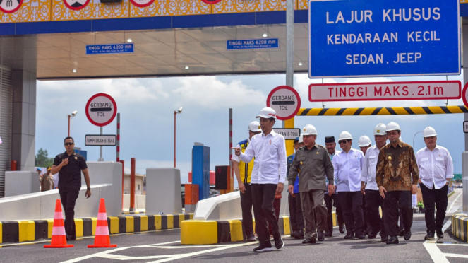 Presiden Joko Widodo mengecek jalan tol Balikpapan-Samarinda 