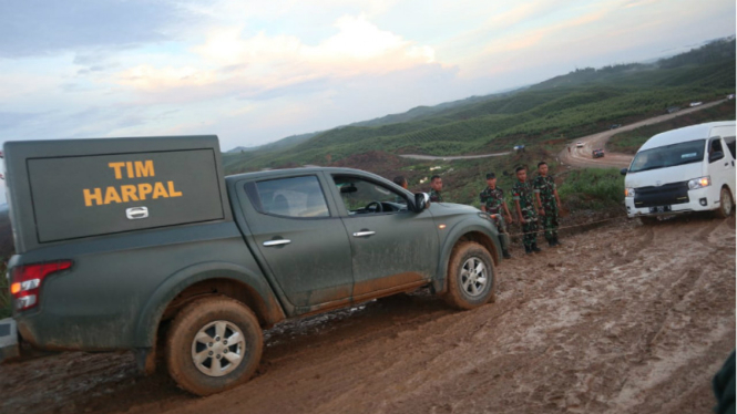 Mobil yang membawa para menteri mogok di  Kabupaten Penajam Paser Utara, Kaltim