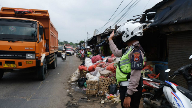 Polisi mengatur lalu lintas