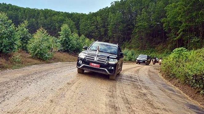 Toyota Land Cruiser yang ditumpangi Presiden Jokowi