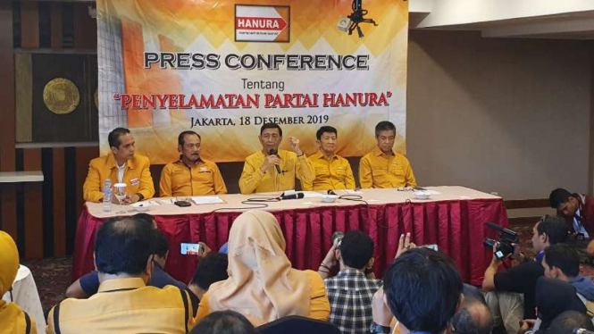 Wiranto menyatakan mundur dari kepengurusan Partai Hanura.