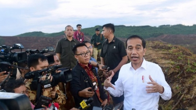 Presiden Joko Widodo menyampaikan keterangan saat berkunjung ke Kabupaten Penajam Paser Utara, Kalimantan Timur, yang bakal menjadi lokasi ibu kota baru Indonesia. - EPA
