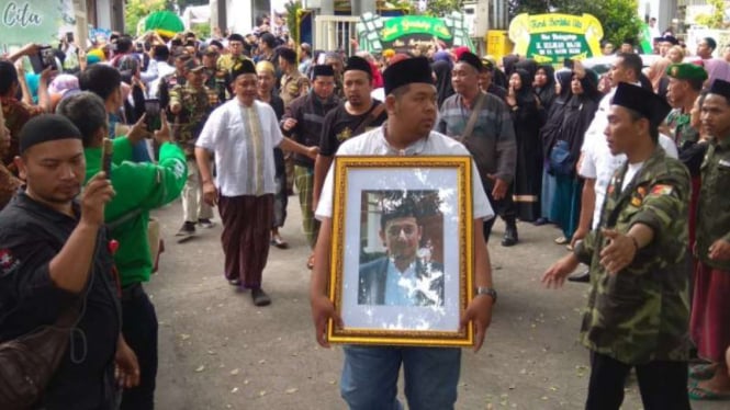 Puluhan pelayat turut mengantar jenazah Gus Hilman Wajdi.