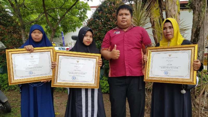 Fauzi Rahman, Pendamping Sosial Program Keluarga Harapan bersama tiga ibu-ibu penerima penghargaan.