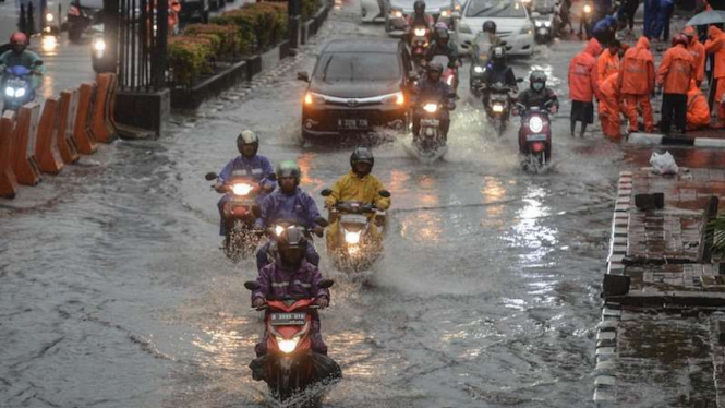 Kendaraan melintasi banjir di Jalan HR Rasuna Said, Kuningan, Jakarta.