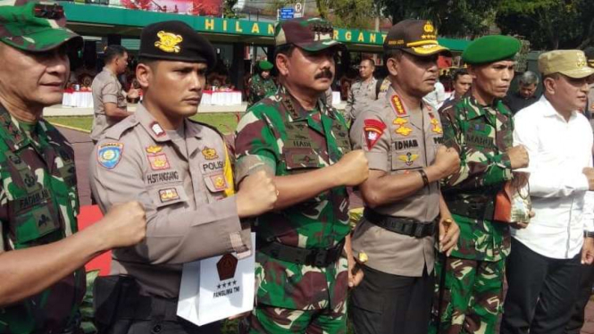 Kapolri Jenderal Idham Azis dan Panglima TNI Marsekal Hadi Tjahjanto gelar apel siaga pengamanan Natal dan Tahun Baru, Kamis, 19 Desember 2019.