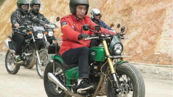 Jokowi jajal jalan perbatasan Indonesia-Malaysia dengan motor customnya