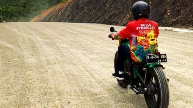 Presiden Jokowi naik motor custom ke perbatasan negara