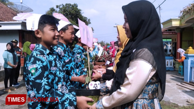 Para pelajar MTs Negeri 6 Malang saat memberikan 1000 pot untuk ibu. (Foto: Binar Gumilang/TIMES Indonesia)