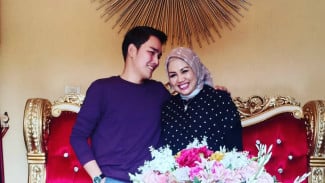 Usai Potong Gigi, Ely Sugigi Pamer Brondong Baru