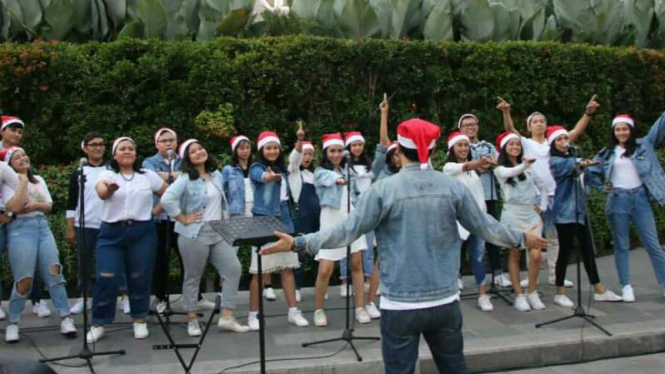 Kegiatan Christmas Carol di Sudirman