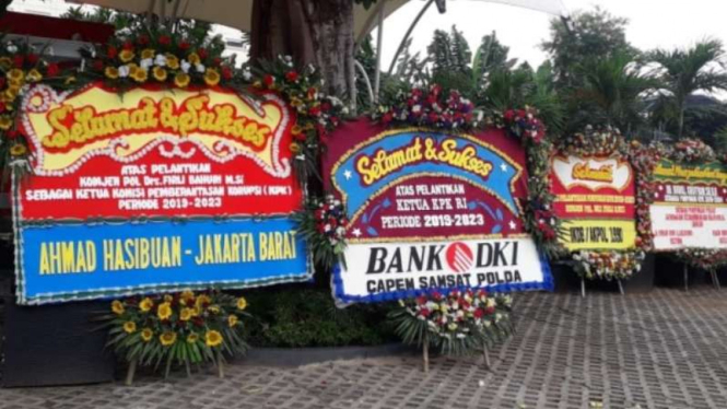 Karangan bunga di halaman Gedung KPK, Jumat, 20 Desember 2019.