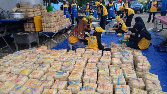Rekor Muri penyedia nasi bungkus terbanyak dan tercepat di Indonesia.