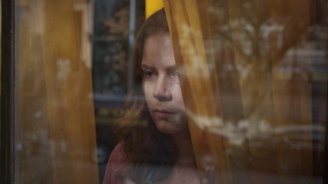 Amy Adams di film The Woman in the WIndow.