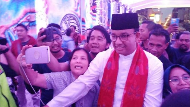 Gubernur DKI Jakarta Anies Baswedan Nonton Christmas Carol di DKI