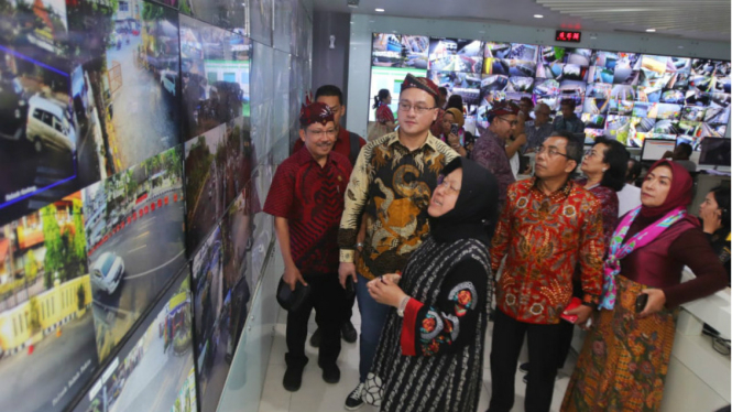 Tri Rismaharini alias Risma saat dikunjungi rombongan anggota DPRD DKI Jakarta 