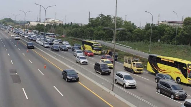 Volume Tol Jakarta arah ke Cikampek (Japek), Sabtu, 21 Desember 2019.