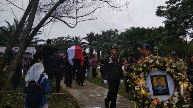 Jenazah Hendra Saut Sibarani dimakamkan.