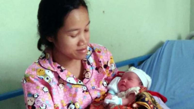 Warga Lebak, Banten melahirkan bayi di dalam AMMDes.