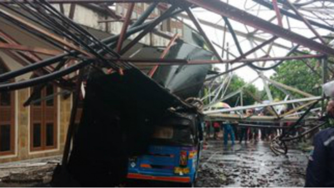 Menara BTS roboh di Radio Dalam, Jakarta Selatan