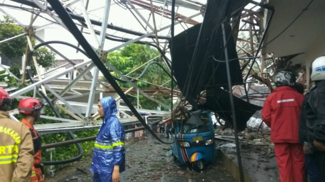 Menara BTS roboh di Radio Dalam, Jakarta Selatan