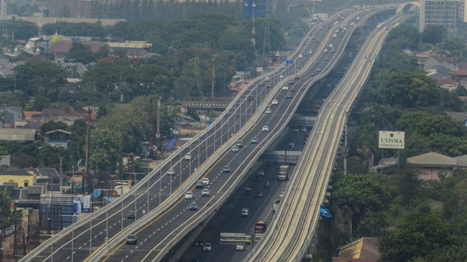 Sejumlah kendaraan melintasi Tol Layang (Elevated) Jakarta-Cikampek II di Bekasi, Jawa Barat, Minggu (15/12/2019). - Fakhri Hermansyah/Antara